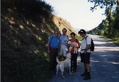 Pause photo  l'ombre sur une petite route de montagne